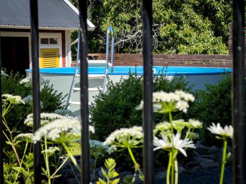 a swimming pool in a garden with white flowers at Sjögatan 21, in Gränna