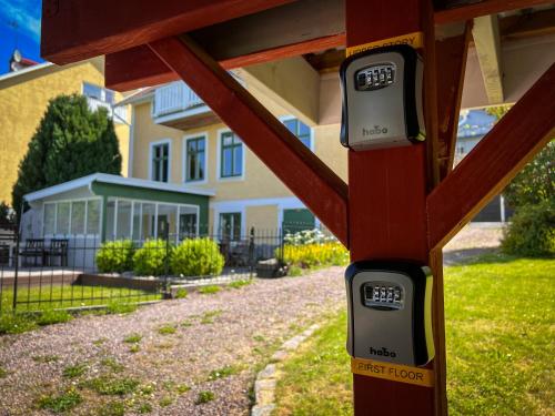 a parking meter in front of a house at Sjögatan 21, in Gränna