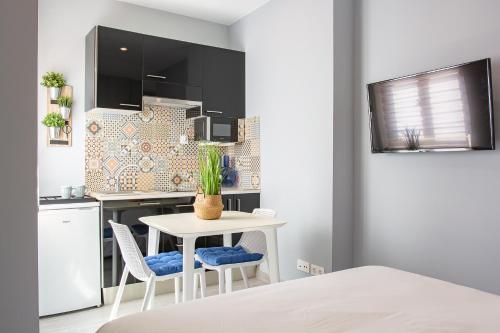 una pequeña cocina con mesa y 2 sillas en AP TURIST VELÁZQUEZ, en Alicante