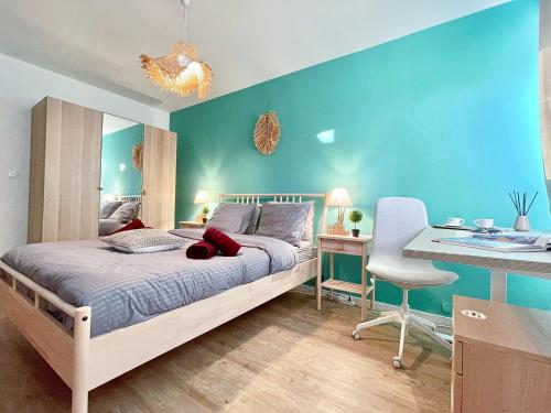 1 dormitorio con 1 cama con pared azul en L'explorateur, proche axe autoroute, 3chambres à coucher, en Mulhouse