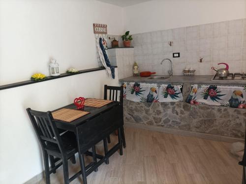 cocina con mesa, fregadero y encimera en lotus flower en Sant'Olcese