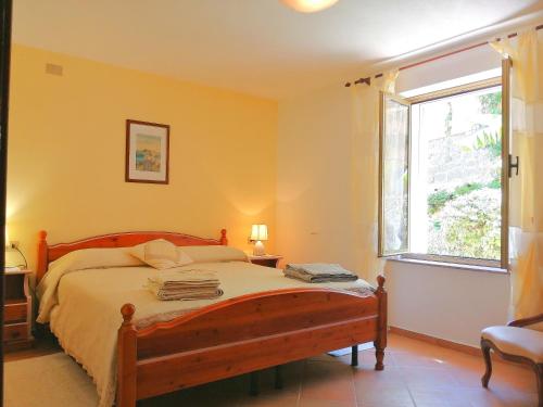 um quarto com uma cama e uma janela em Corte Mannoni em Porto Pozzo