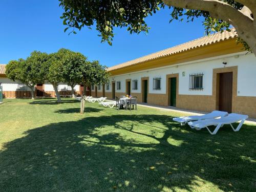 a building with a picnic table in the yard at Hostal Los Mellizos in Conil de la Frontera