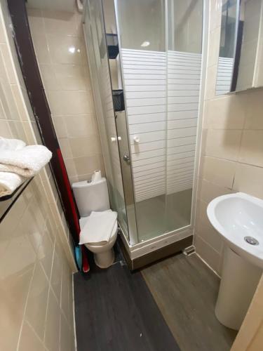 Koupelna v ubytování RENT APPART - La Garenne Colombes