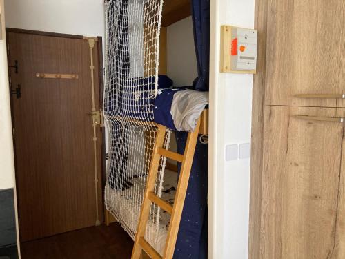 Katil dua tingkat atau katil-katil dua tingkat dalam bilik di Cauterets : le meilleur du confort en famille