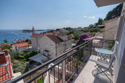 Brand new apt W balcony & perfect seaview at center