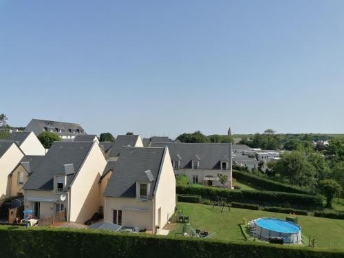 an aerial view of a group of houses at Apt avec belle terrasse vue dégagée séjour lumineux 10 mn à pied centre Port en Bessin proche Bayeux et Omaha Beach in Port-en-Bessin-Huppain