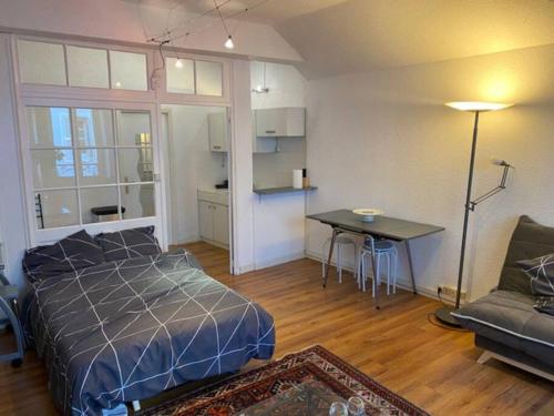 - une chambre avec un lit, une table et un canapé dans l'établissement Hyper centre, à Chambéry