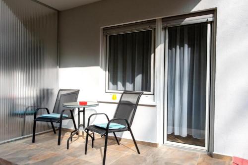 Zimmer mit einem Tisch und Stühlen sowie einem Balkon in der Unterkunft Hotel Blüchertal Bacharach in Bacharach
