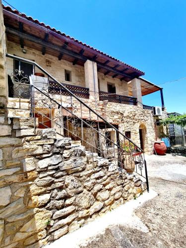 una casa de piedra con una escalera delante de ella en Virginia - Peaceful Traditional House, en Georgioupoli