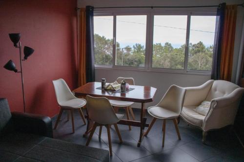 マシコにあるSpot Matur Apartmentのダイニングルーム(テーブル、椅子、窓付)