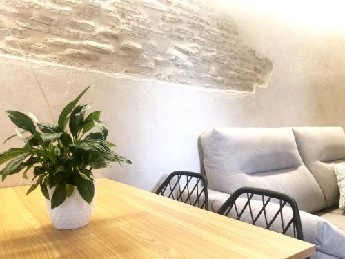 a living room with a table and a couch at Plaza Adarve Toledo in Toledo