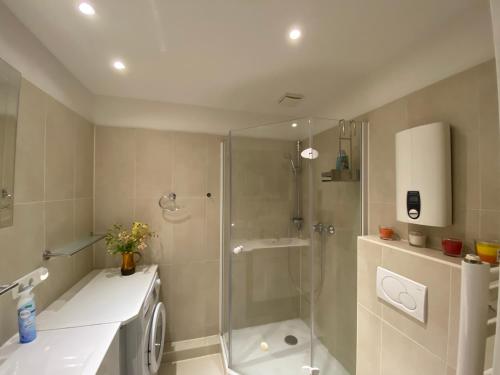 a bathroom with a shower with a glass door at Berliner Hof 3-Zi-Wohnung mit Meerblick und Strandlage an der Promenade in Scharbeutz