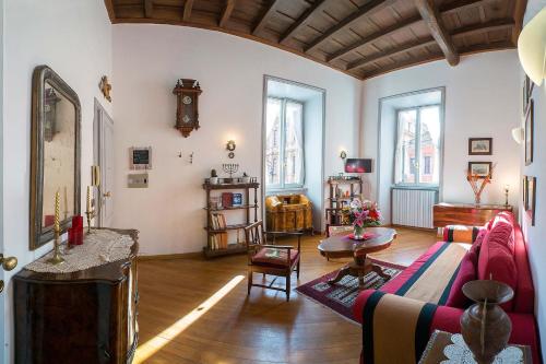 a living room with a couch and a table at Bilocale nel cuore del quartiere ebraico in Rome