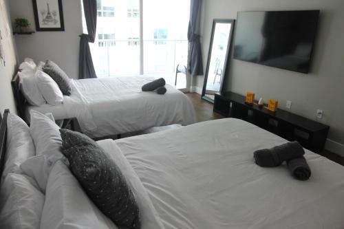 Ліжко або ліжка в номері Brickell Bay Haven