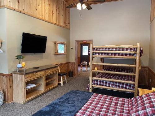 Ένα ή περισσότερα κρεβάτια σε δωμάτιο στο Timberwolf Lodge