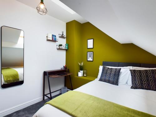 A bed or beds in a room at Large, Stylish Maisonette In Liverpool, Opposite Sefton Park