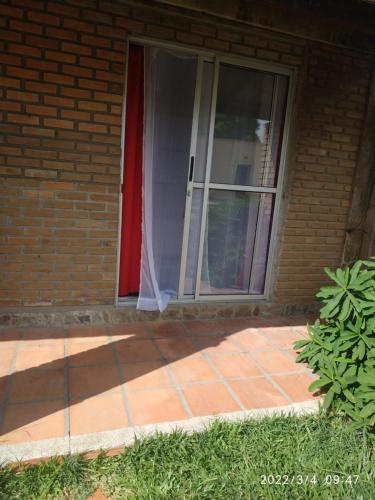 une porte ouverte d'une maison avec une fenêtre dans l'établissement Micasa, à Chuy