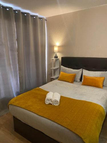 une chambre avec un grand lit avec des serviettes dessus dans l'établissement Jadida studio, à Sète