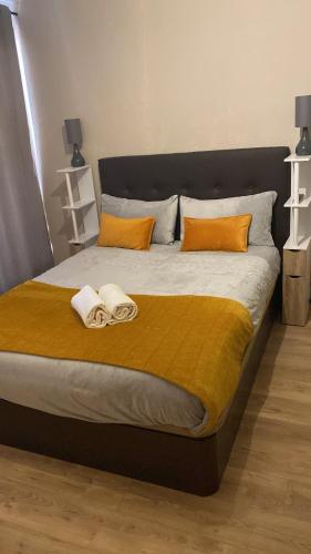 une chambre avec un grand lit avec deux serviettes dessus dans l'établissement Jadida studio, à Sète
