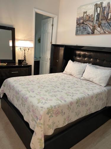 una camera da letto con un letto grande e uno specchio di Apartment Gran Lake a St. Augustine