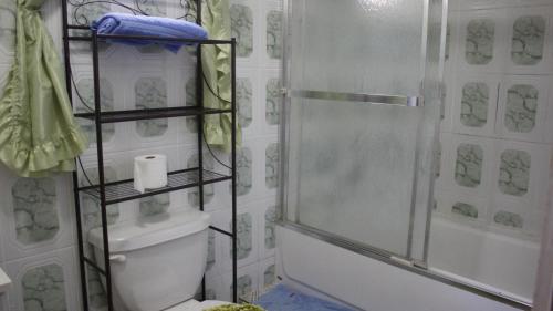 Elue's Inn tesisinde bir banyo