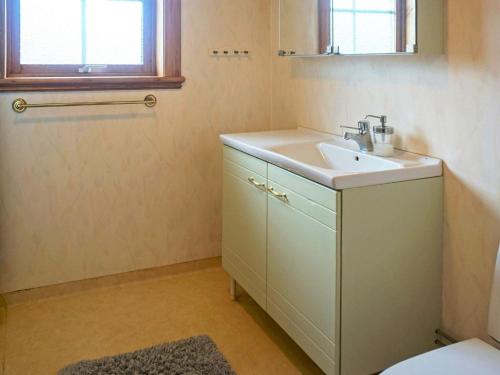 a bathroom with a sink and a mirror at Holiday home LÅNGASJÖ in Långasjö