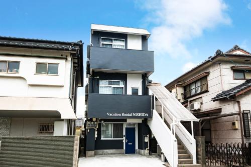 鹿兒島的住宿－Vacation Rental NISHIDA，一座建筑,上面标有读书的范库弗真实博物馆