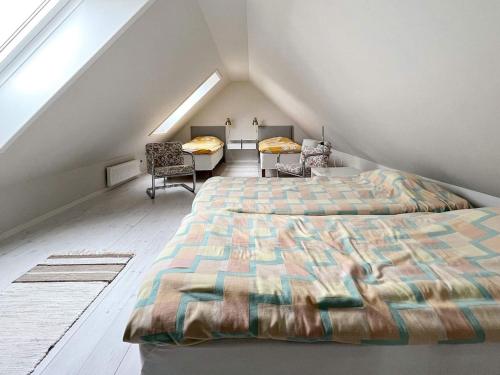 1 dormitorio en el ático con 2 camas, mesa y sillas en Holiday home YNGSJÖ, SVERIGE II en Yngsjö