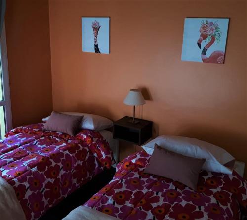 dwa łóżka siedzące obok siebie w sypialni w obiekcie Departamento FAMILY w mieście Mendoza