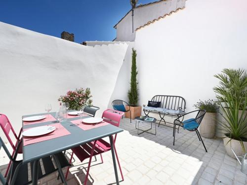 Photo de la galerie de l'établissement Maison de charme rénovée avec cour au centre du village - Les Portes-en-Ré - FR-1-434-98, aux Portes