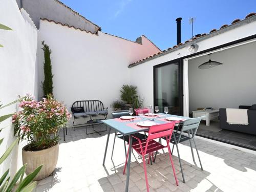 Photo de la galerie de l'établissement Maison de charme rénovée avec cour au centre du village - Les Portes-en-Ré - FR-1-434-98, aux Portes