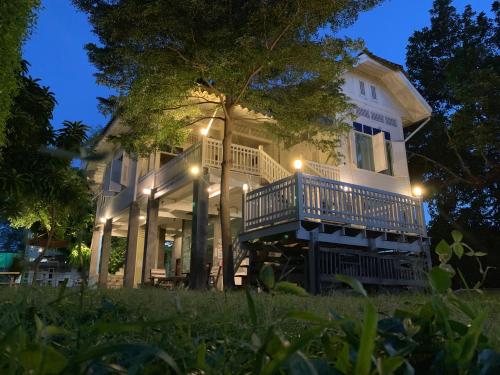 a white house with lights on the front of it at บ้านชมจันทร์ in Phra Nakhon Si Ayutthaya