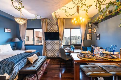 um quarto com uma cama e uma sala de jantar em SAMPA apartamento inteiro, Completo e Confortável em São Paulo