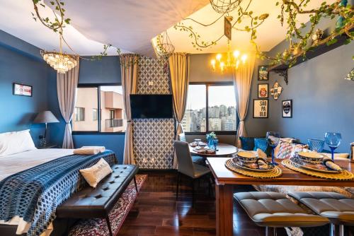 Un dormitorio con una cama y un comedor. en Apto1712 - Apartamento inteiro, Completo e Confortável, en São Paulo