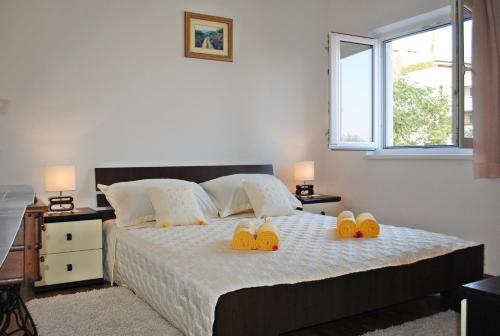 Un dormitorio con una cama con zapatos amarillos. en Fantastic Apartment en Split