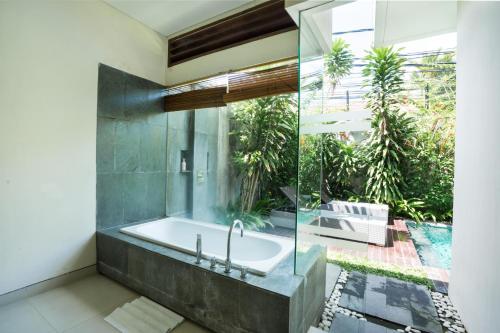 Bilik mandi di Royal Samaja Villas