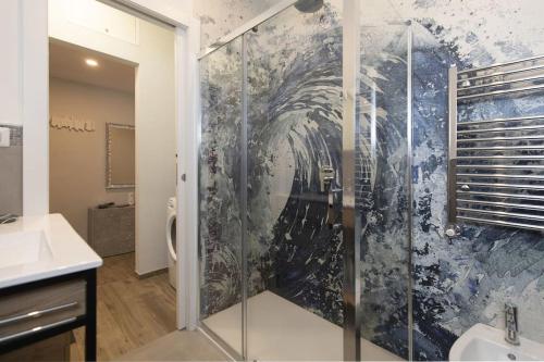 羅馬的住宿－Jovialis - Casa Vacanze，浴室里设有玻璃门淋浴