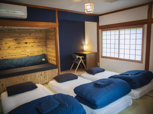 Un pat sau paturi într-o cameră la Next Chapter - Guesthouse - Kito