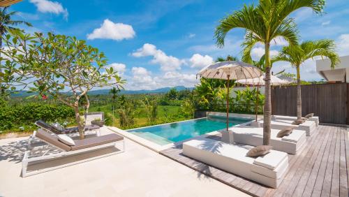 eine Villa mit einem Pool und Palmen in der Unterkunft Lempuyang Boutique Hotel in Karangasem