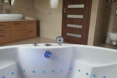 Kúpeľňa v ubytovaní Apartamenty Holiday Slaw jacuzzi bilard