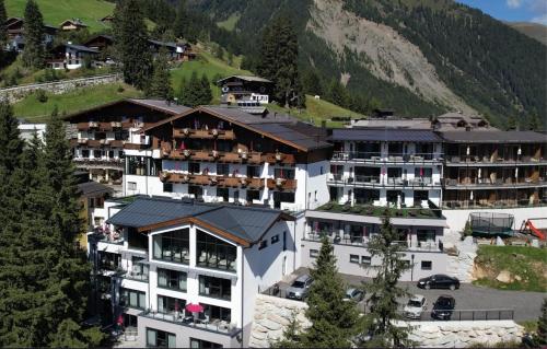 a hotel in the mountains with a mountain at Ursprung Panorama Hotel Königsleiten in Königsleiten