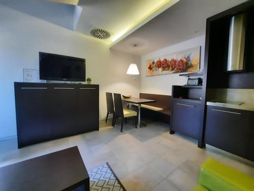 uma sala de estar com uma mesa e uma sala de jantar em Klass 302 em Kranjska Gora