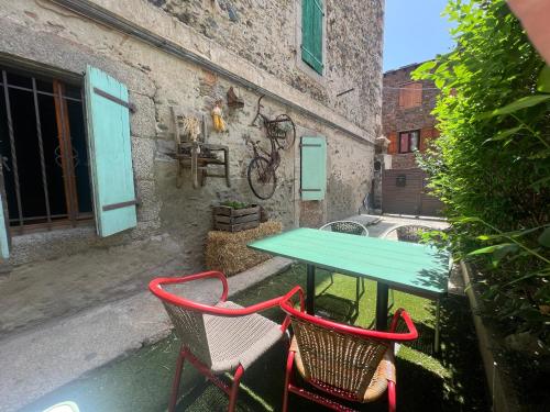 a table and two chairs in front of a building at Cabane Du Cerf in Llivia