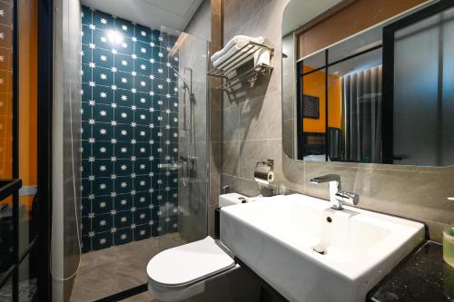 Phòng tắm tại Ohana Hotel - Near Bitexco