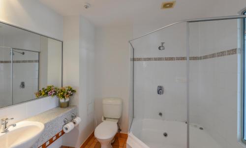 Ένα μπάνιο στο Burnett Riverside Hotel