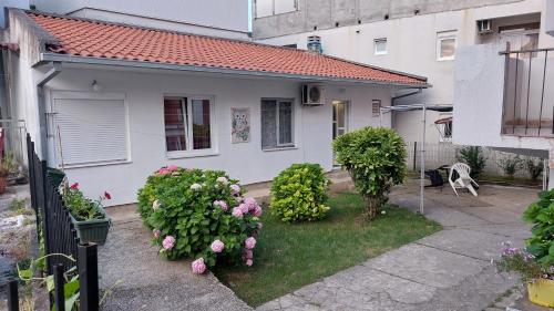 Un jardín fuera de Apartment Aleksandra