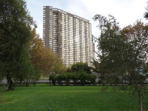 een groot gebouw in een park met bomen en gras bij Depto 4 Metro Cal y Canto 1 dormitorio y 1baño in Santiago