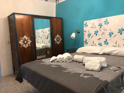 um quarto com uma cama com toalhas em Home Holidays Crasciana, con terrazza vista sulle Alpi Apuane. em Crasciana