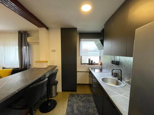 Kuchyňa alebo kuchynka v ubytovaní Apartman Matea Zagreb